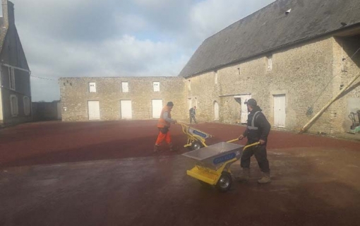 Cour en gravier rouge