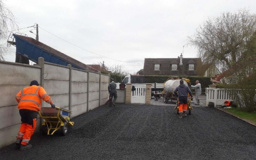 Cour en enrobé et émultion